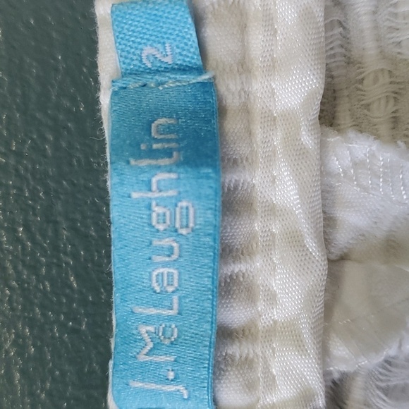 J.MCLAUGHLIN WHITE Capris.  Side zipper. Excellent condition. Size 2. - Picture 7 of 11